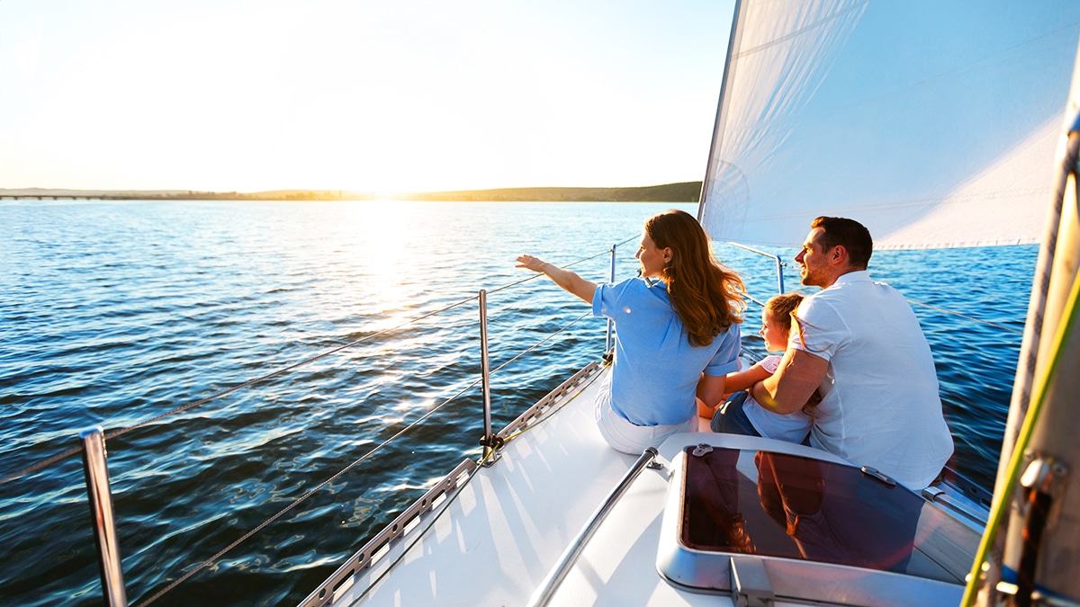 Discover the Ultimate Luxury Experience: Why Yachts Are the Perfect Way to Sail Away!